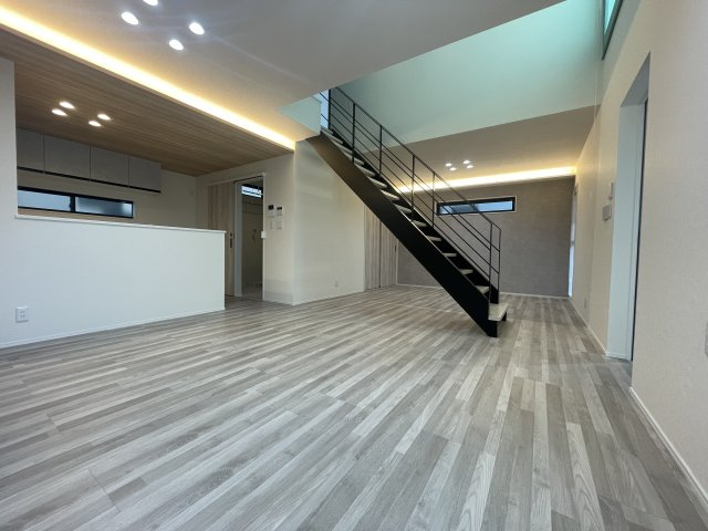 福岡市早良区飯倉８丁目の中古一戸建の居間・リビング|キッチンと生活空間の一体化。
料理を「見せる」「楽しむ」新しいカタチ。