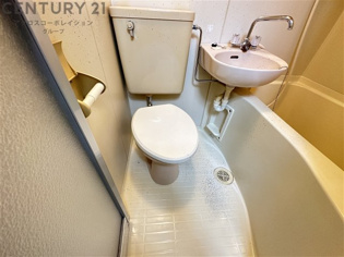 浴室内にトイレがあります☆