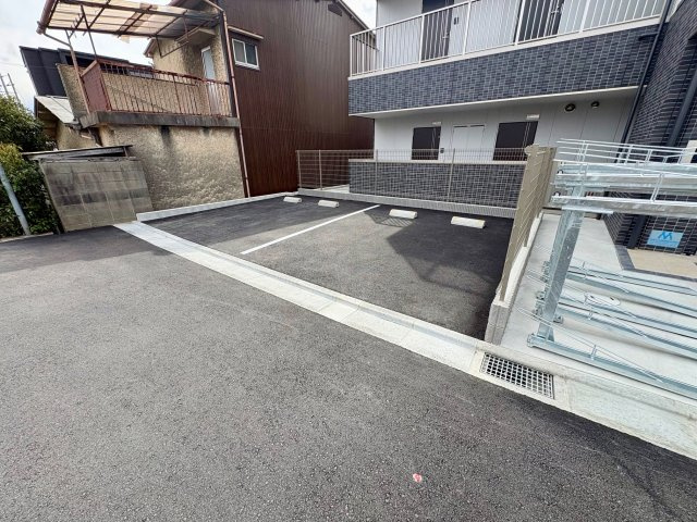 ウィステリアコート正雀の駐車場
