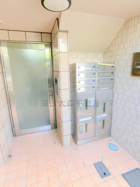 アーサクラスト海老澤のエントランス|オートロックと宅配ボックス付きのエントランス