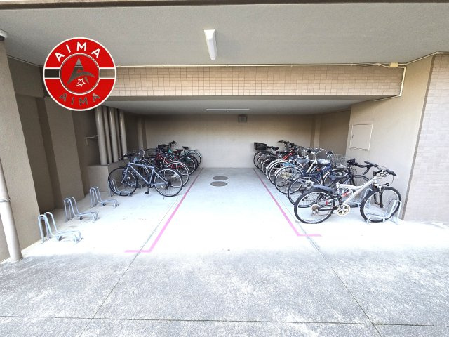 コアマンション和白丘ネクステージA棟の駐輪場|屋根付きの駐輪場で、自転車を雨から守れます。