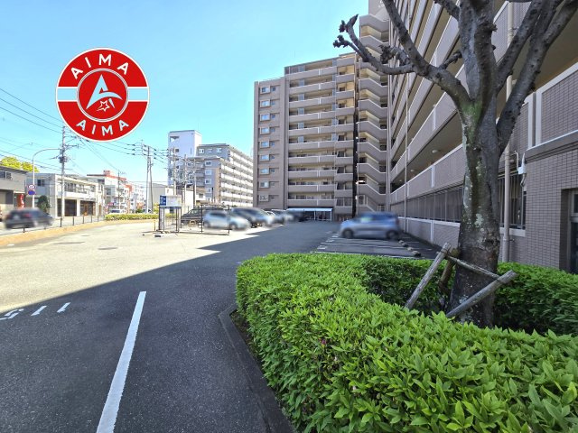 コアマンション和白丘ネクステージA棟の外観|明るい外エントランスが、建物全体の印象を引き立てます。