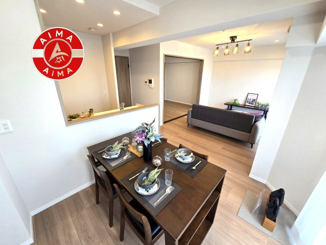 コアマンション和白丘ネクステージA棟の居間・リビング|キッチンからリビングをしっかり確認できます。家族の笑顔があふれる空間になりそうですね。