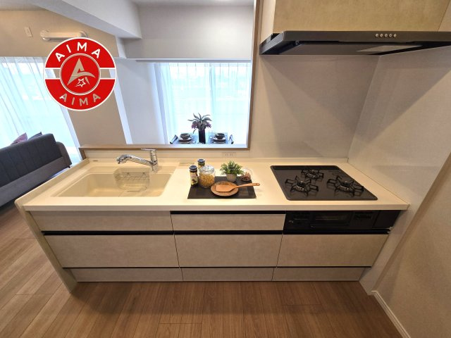 コアマンション和白丘ネクステージA棟のキッチン|ダイニングテーブルへの配膳がラクラク、お料理はかどるカウンター付きシステムキッチン！