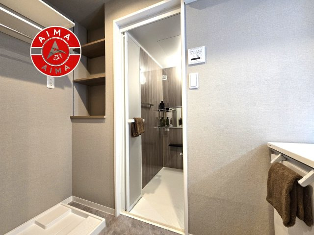 コアマンション和白丘ネクステージA棟の脱衣所|ゆとりの洗面スペースで朝の身支度もスムーズに。暮らしを快適に変えるシャワー付洗面台です！