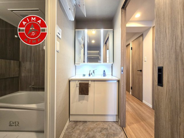 コアマンション和白丘ネクステージA棟の独立洗面台|毎日使うものだから清潔な空間を保ちたい水回り。洗面にはそんな願いを解消させてくれる収納アイデアが満載です。三面鏡の裏側にはキャビネットが現れ小物から背の高い物まで収納できます。