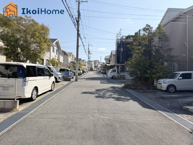 神戸市西区学園東町4丁目　中古戸建の前面道路含む現地写真|●年中無休：当日予約可●前面道路は北側幅員約6mでゆったり！交通量も少なく安心！