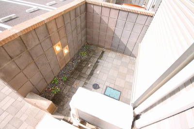 【庭】 | ＣＬＡＩＲ咲 Ｃ | 玄関横専用庭スペース