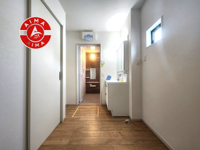 春日市白水ヶ丘2丁目第2-2棟（1号棟）　の脱衣所|ゆとりの洗面スペースで朝の身支度もスムーズに。暮らしを快適に変えるシャワー付洗面台です！