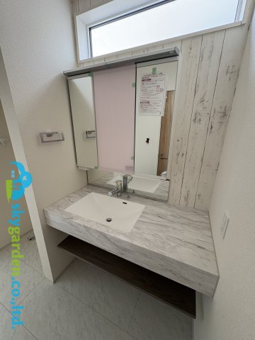 茅ヶ崎市堤3期　新築戸建　全1棟の独立洗面台|朝の支度にも助かる、独立の洗髪洗面化粧台