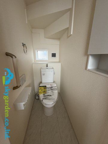 茅ヶ崎市堤3期　新築戸建　全1棟のトイレ|落ち着いたトイレです