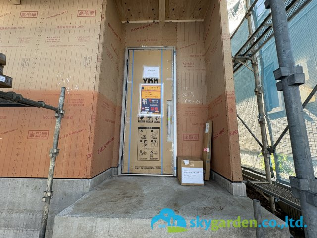 茅ヶ崎市堤3期　新築戸建　全1棟の玄関|令和8年4月3日撮影（建築中）