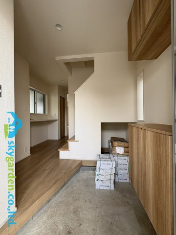 茅ヶ崎市堤3期　新築戸建　全1棟の玄関|ゆったりとした玄関です　令和8年6月8日撮影（建築中）
