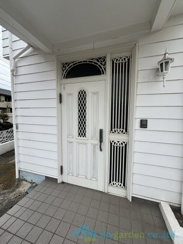 平塚市田村７丁目　中古戸建　の玄関|ゆったりとした玄関です