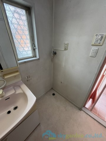 平塚市田村７丁目　中古戸建　のランドリースペース|小窓が設置され、湿気がこもりやすい室内の換気・採光に配慮されています。
