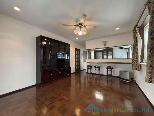 平塚市田村７丁目　中古戸建　の居間・リビング|光と風があふれる開放的なリビングダイニングには自然と家族みんなが集まってきます。

