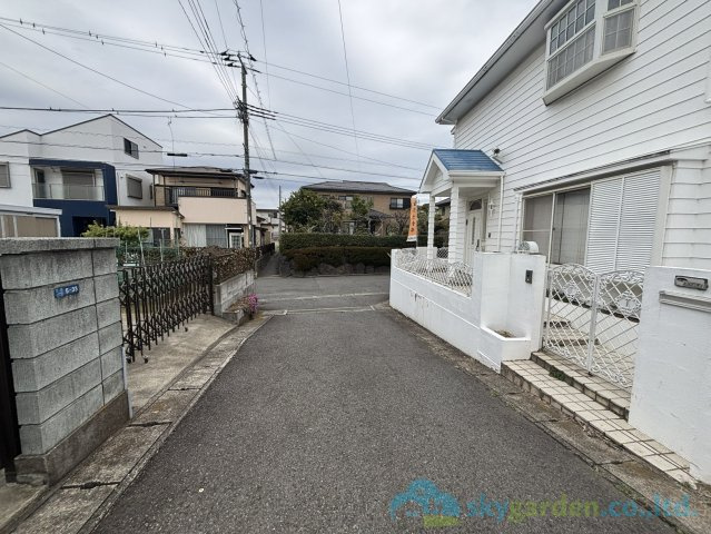 平塚市田村７丁目　中古戸建　の前面道路含む現地写真