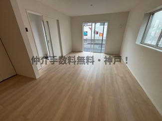 【居間・リビング】 | 神戸市垂水区清水が丘1丁目　新築戸建1号棟　仲介手数料無料！ | 使いやすい居間です