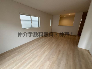 【居間・リビング】 | 神戸市垂水区清水が丘1丁目　新築戸建1号棟　仲介手数料無料！ | ゆったり過ごせる居間です