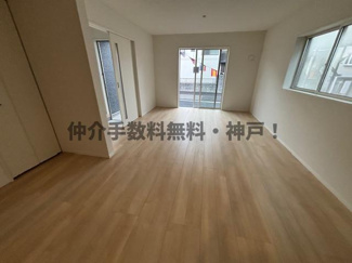 【居間・リビング】 | 神戸市垂水区清水が丘1丁目　新築戸建1号棟　仲介手数料無料！ | ゆったり過ごせるリビングです