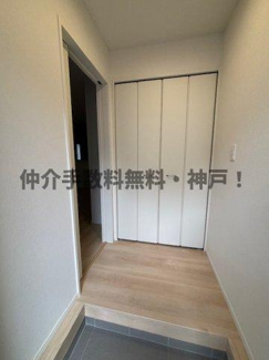 【玄関】 | 神戸市垂水区清水が丘1丁目　新築戸建1号棟　仲介手数料無料！ | ゆったりとした玄関です