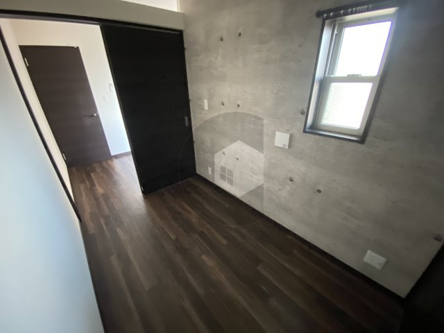 ラージヒル長瀬EASTの洋室