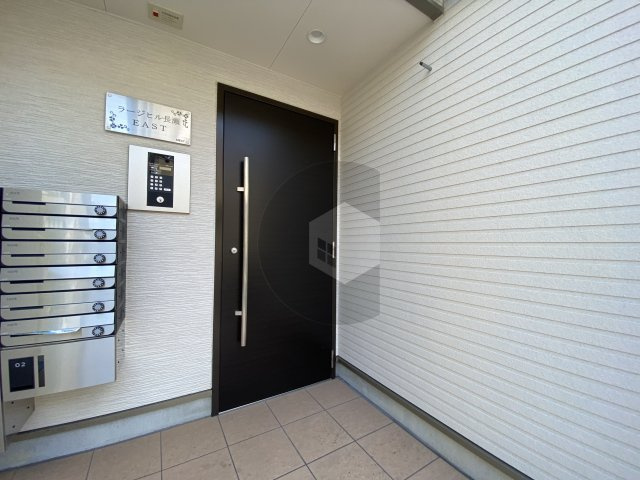 ラージヒル長瀬EASTのエントランス