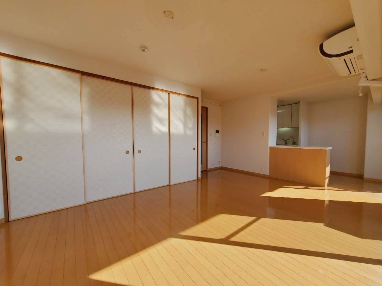 サーパス北久保2LDK　中古マンションの居間・リビング|和室のふすまをあけるとさらに広々します♪