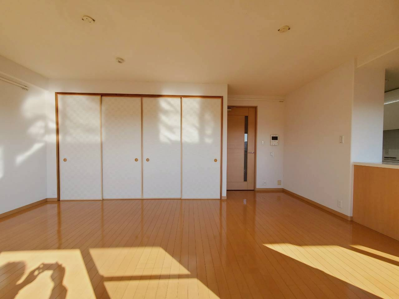 サーパス北久保2LDK　中古マンションの居間・リビング|優しい印象、ナチュラルカラーのインテリアです♪
