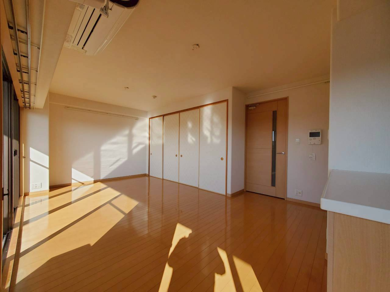 サーパス北久保2LDK　中古マンションの居間・リビング|エアコンつきは嬉しいですね♪