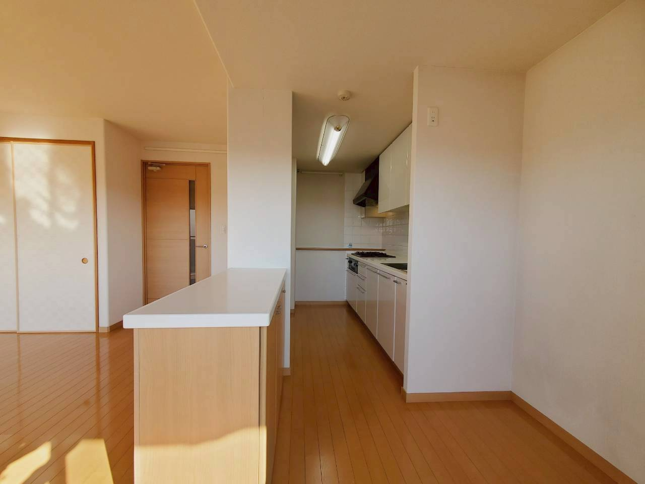 サーパス北久保2LDK　中古マンションのキッチン|キッチンが奥にあるのは匂いが広がりにくくていいですよ♪