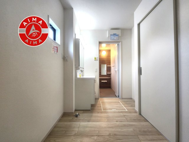 春日市白水ヶ丘2丁目第2-2棟（2号棟）　の脱衣所|ゆとりの洗面スペースで朝の身支度もスムーズに。暮らしを快適に変えるシャワー付洗面台です！