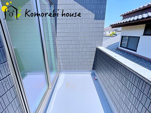 第10上尾緑丘　新築一戸建て　ハートフルタウン　Aのバルコニー|バルコニーからの眺めを楽しみながら食事をしませんか
