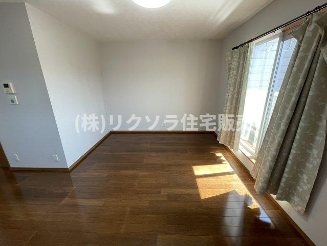 御幸東町　中古一戸建てのキッチン|LDK13.2帖　床暖房付き
■物件内覧・資金計画相談・住宅ローン相談、リフォーム相談、お問合せ受付中■
※当日・翌日のご内覧、ご相談はお電話でのお問合せがスムーズです！