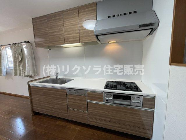 御幸東町　中古一戸建てのキッチン|LDK13.2帖　床暖房付き
■物件内覧・資金計画相談・住宅ローン相談、リフォーム相談、お問合せ受付中■
※当日・翌日のご内覧、ご相談はお電話でのお問合せがスムーズです！