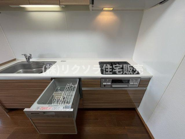 御幸東町　中古一戸建てのキッチン|ビルトイン3口コンロ・食洗機付き
■物件内覧・資金計画相談・住宅ローン相談、リフォーム相談、お問合せ受付中■
※当日・翌日のご内覧、ご相談はお電話でのお問合せがスムーズです！