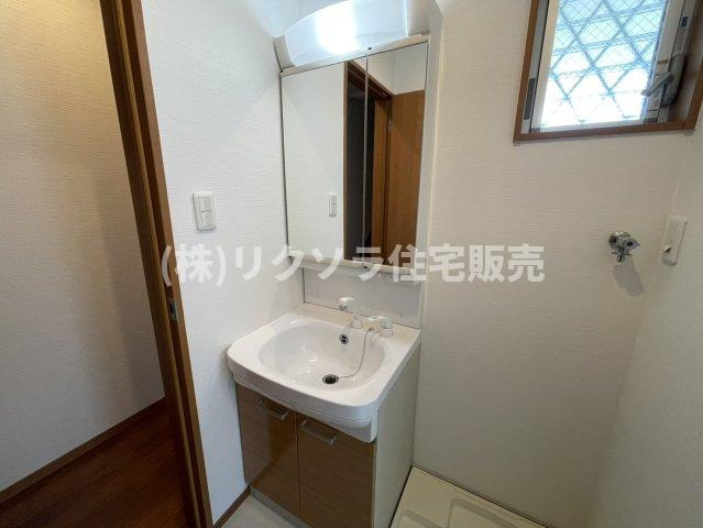 御幸東町　中古一戸建ての独立洗面台|二面鏡付き独立洗面台
■物件内覧・資金計画相談・住宅ローン相談、リフォーム相談、お問合せ受付中■
※当日・翌日のご内覧、ご相談はお電話でのお問合せがスムーズです！