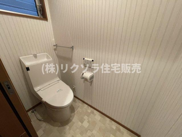 御幸東町　中古一戸建てのトイレ|温水洗浄便座付き　2階
■物件内覧・資金計画相談・住宅ローン相談、リフォーム相談、お問合せ受付中■
※当日・翌日のご内覧、ご相談はお電話でのお問合せがスムーズです！