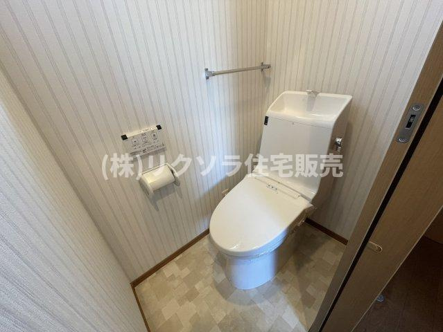 御幸東町　中古一戸建ての内装|トイレ　温水洗浄便座付き　3階
■物件内覧・資金計画相談・住宅ローン相談、リフォーム相談、お問合せ受付中■
※当日・翌日のご内覧、ご相談はお電話でのお問合せがスムーズです！