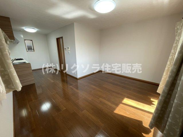 御幸東町　中古一戸建ての居間・リビング|LDK13.2帖　床暖房付き
■物件内覧・資金計画相談・住宅ローン相談、リフォーム相談、お問合せ受付中■
※当日・翌日のご内覧、ご相談はお電話でのお問合せがスムーズです！