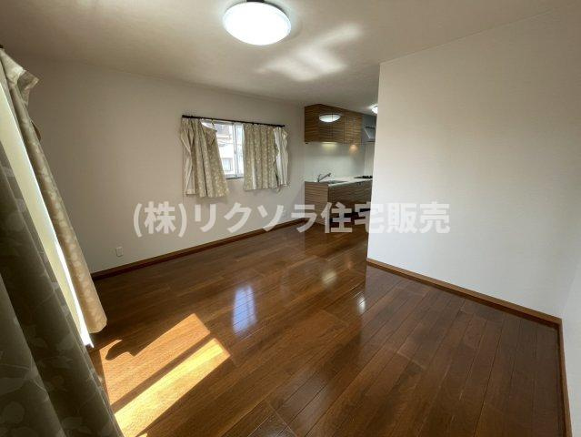 御幸東町　中古一戸建ての居間・リビング|LDK13.2帖　床暖房付き
■物件内覧・資金計画相談・住宅ローン相談、リフォーム相談、お問合せ受付中■
※当日・翌日のご内覧、ご相談はお電話でのお問合せがスムーズです！