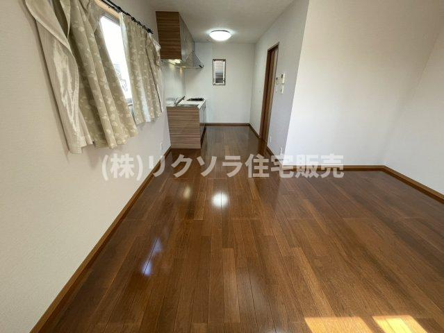 御幸東町　中古一戸建ての居間・リビング|LDK13.2帖　床暖房付き
■物件内覧・資金計画相談・住宅ローン相談、リフォーム相談、お問合せ受付中■
※当日・翌日のご内覧、ご相談はお電話でのお問合せがスムーズです！