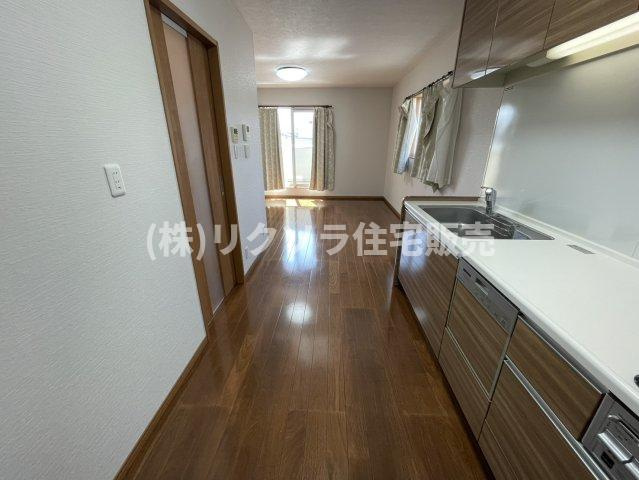 御幸東町　中古一戸建ての居間・リビング|LDK13.2帖　床暖房付き
■物件内覧・資金計画相談・住宅ローン相談、リフォーム相談、お問合せ受付中■
※当日・翌日のご内覧、ご相談はお電話でのお問合せがスムーズです！