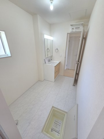 新築　伊勢崎市東小保方町第2　6号棟　Livele Garden.Sの洗面所|現地写真　洗面脱衣所は3帖と広々！収納棚もついており便利です！