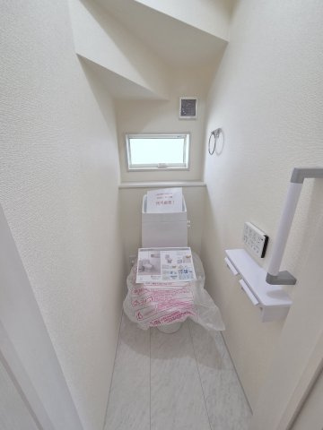 新築　伊勢崎市東小保方町第2　6号棟　Livele Garden.Sのトイレ|現地写真　トイレは温水洗浄機能付きです！手すりもついているので小さいお子様からご年配の方まで使いやすいですよ！