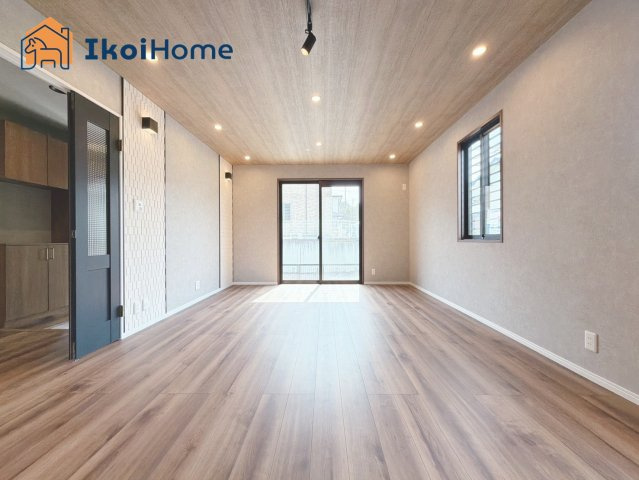 神戸市西区桜が丘中町6丁目　中古戸建の居間・リビング|【ホームページに現地動画掲載中】●年中無休：当日予約可●LDK18.8帖になります。2面採光！