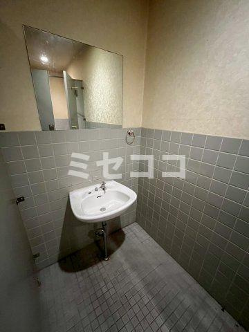 Yonezawa船場ビルの洗面所