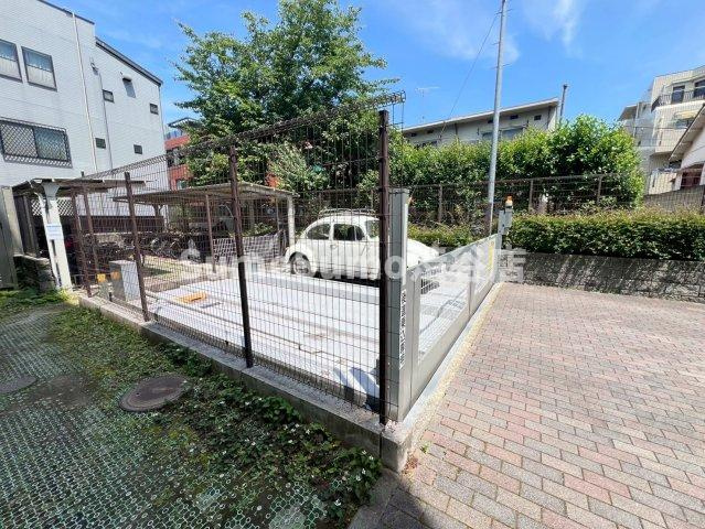 カスタリア目黒平町の駐車場
