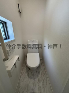 【トイレ】 | 神戸市垂水区南多聞台5丁目　新築戸建A号棟　仲介手数料無料！ | ゆったりとした空間のトイレです