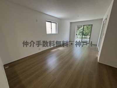 【居間・リビング】 | 神戸市垂水区南多聞台5丁目　新築戸建A号棟　仲介手数料無料！ | 使いやすい居間です